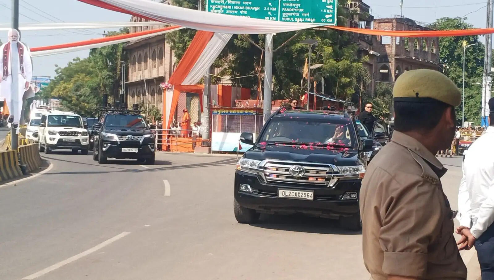 वाराणसी में प्रधानमंत्री का पुष्पववर्षा के बीच स्वागत, समर्थकों को देख पीएम ने रुकवाई कार