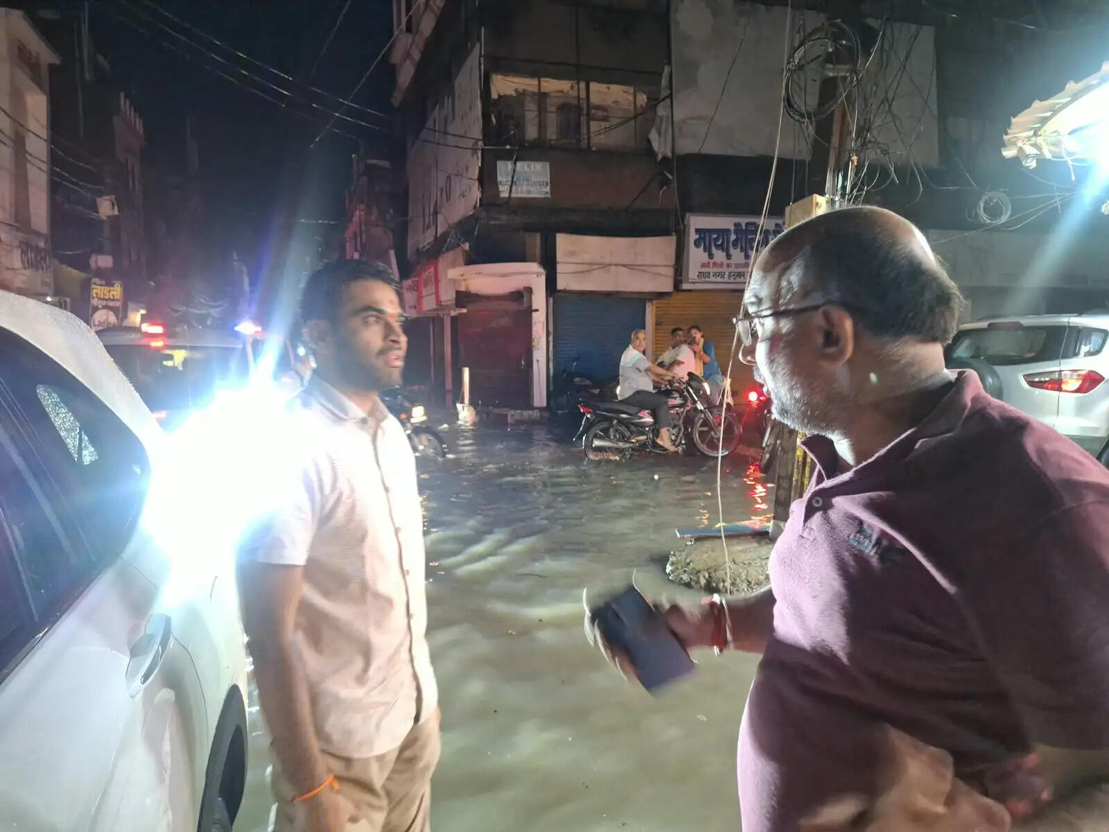 देवरिया में बारिश के बीच जिलाधिकारी ने देर रात शहर के विभिन्न क्षेत्रों का किया स्थलीय निरीक्षण