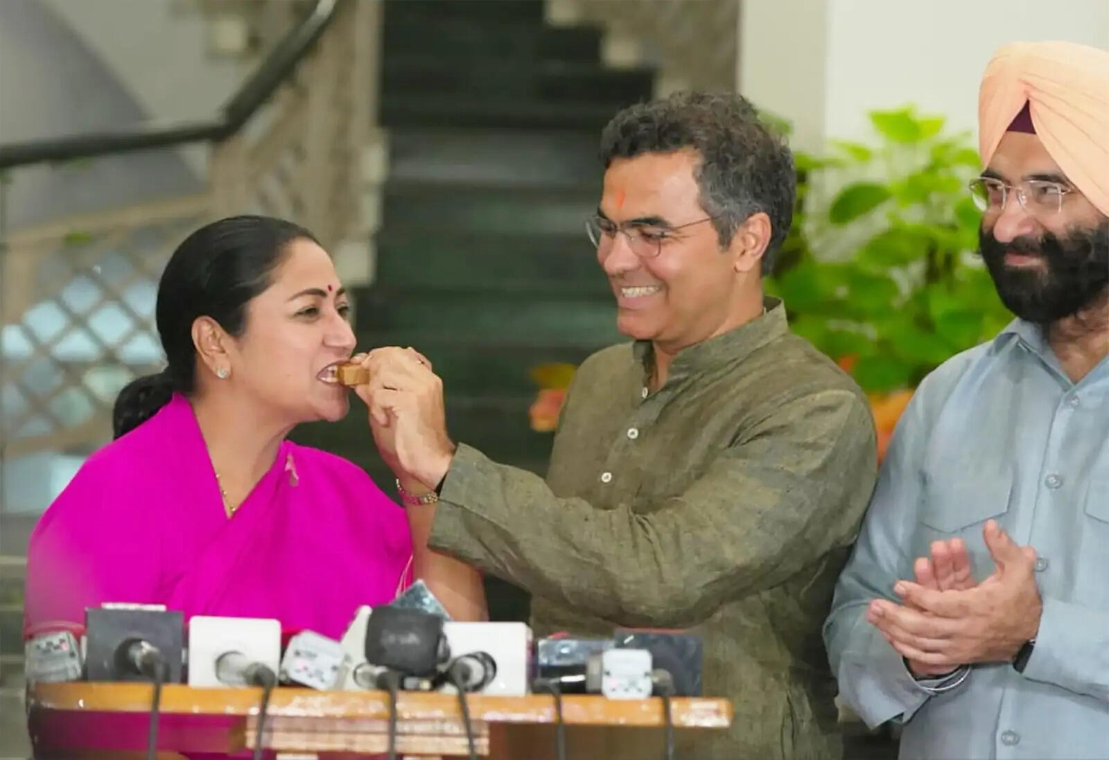 (लीड) दिल्ली में महिलाओं को रक्षा बंधन से हर महीने मिलेंगे 2500 रुपये