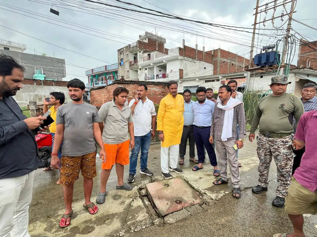 प्रयागराज : जलभराव पर महापौर सख्त, अधिकारियों को लगाई फटकार