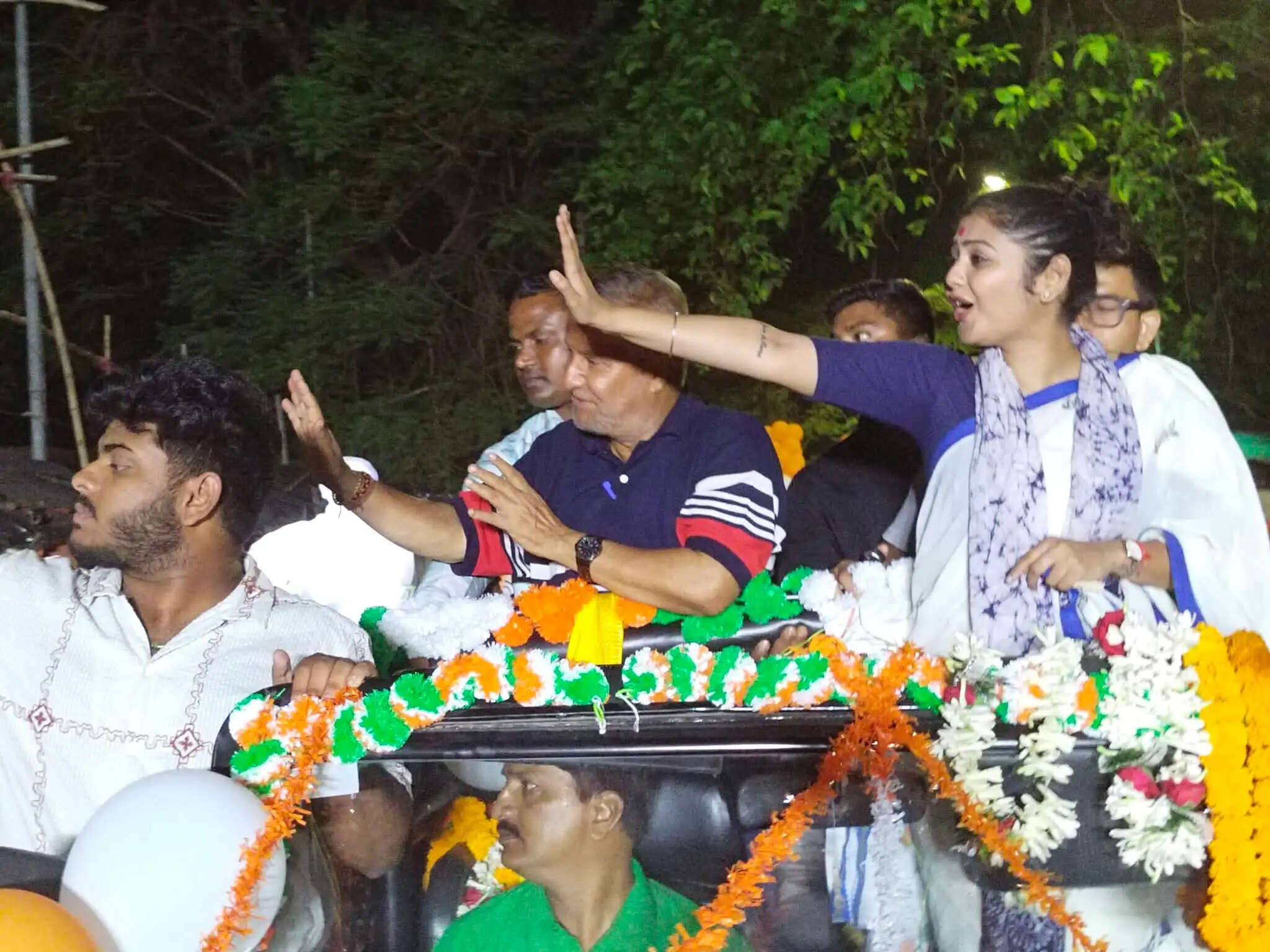 अभिनेत्री एवं सांसद सायोनी घोष ने की तापस बनर्जी के समर्थन में रोड शो