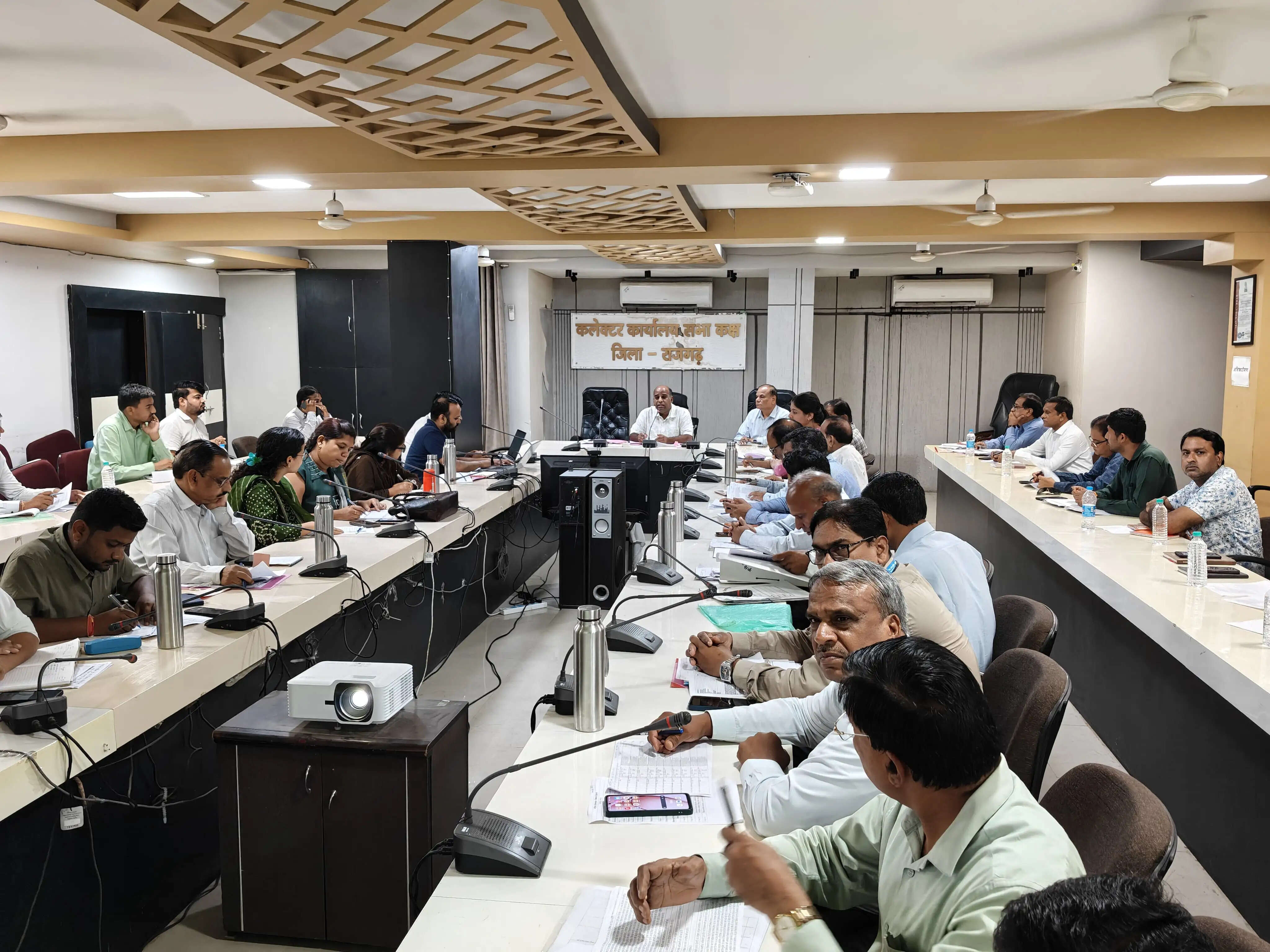 राजगढ़ः 100 दिन से अटकी शिकायतों पर कलेक्टर सख्त, जेएसओ की वेतनवृद्धि रोकने के निर्देश