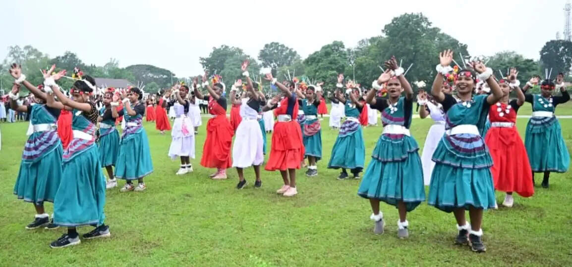 रिमझिम फुहारों के बीच केंद्रीय राज्य मंत्री तोखन साहू ने चार दिवसीय प्रतियोगिता का किया उद्घाटन