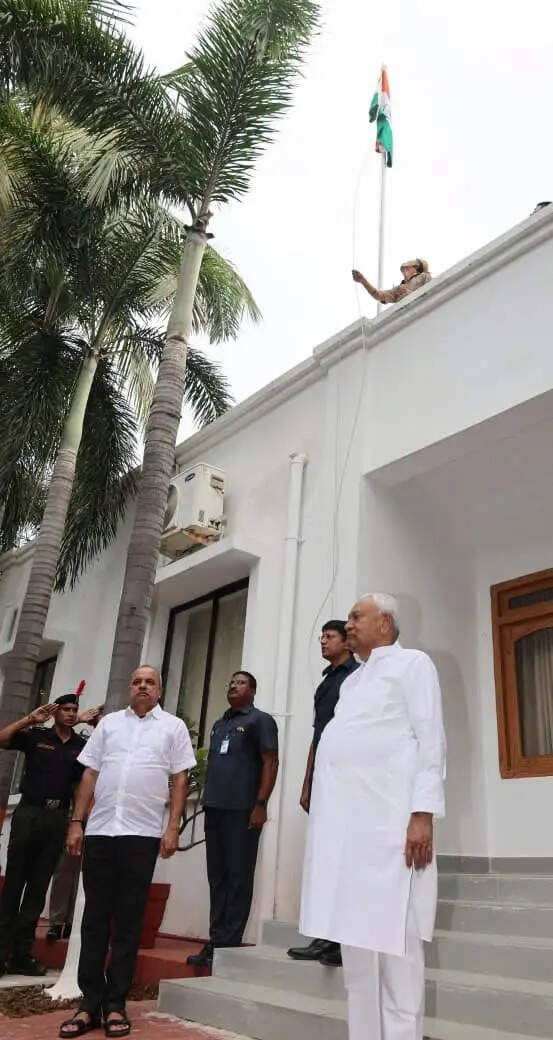 पूर्व मुख्यमंत्री एवं राज्यसभा सदस्य नीतीश कुमार ने ध्वजारोहण कर प्रदेशवासियों को दी बधाई