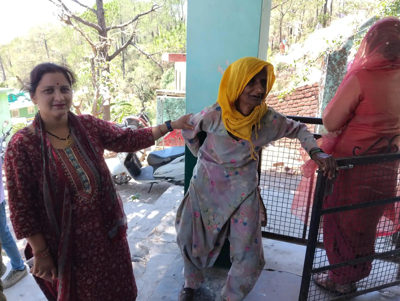 भीषण गर्मी में भी मतदान को लेकर दिखा उत्साह, बुजुर्गों ने निभाई लोकतांत्रिक जिम्मेदारी