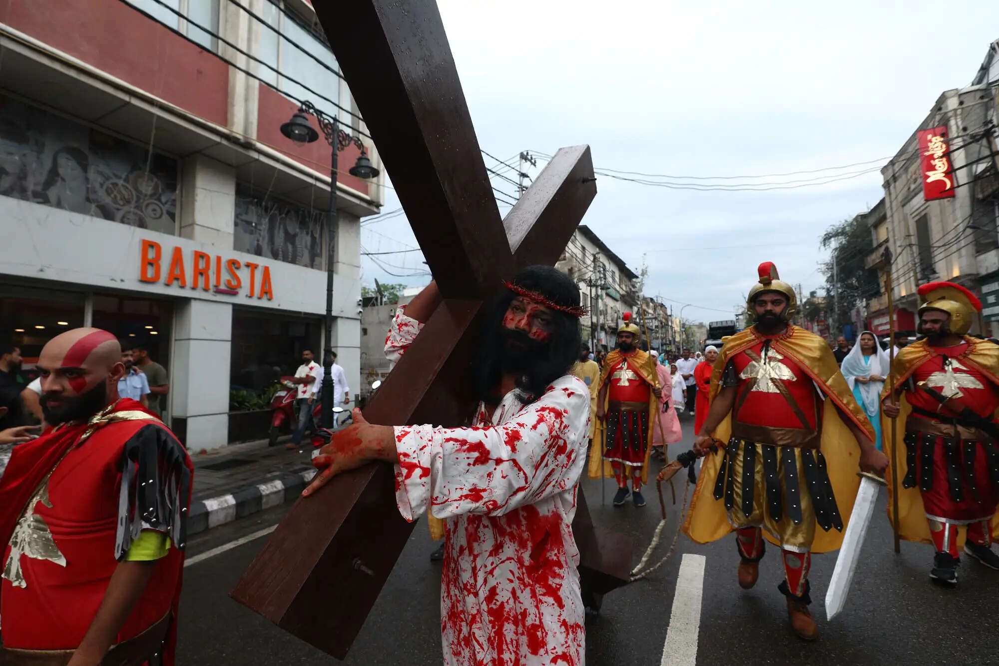 गुड फ्राइडे पर सेंट पीटर कैथोलिक चर्च में सैकड़ों श्रद्धालुओं ने जुलूस में लिया भाग, क्रॉस की महत्ता पर दिया संदेश
