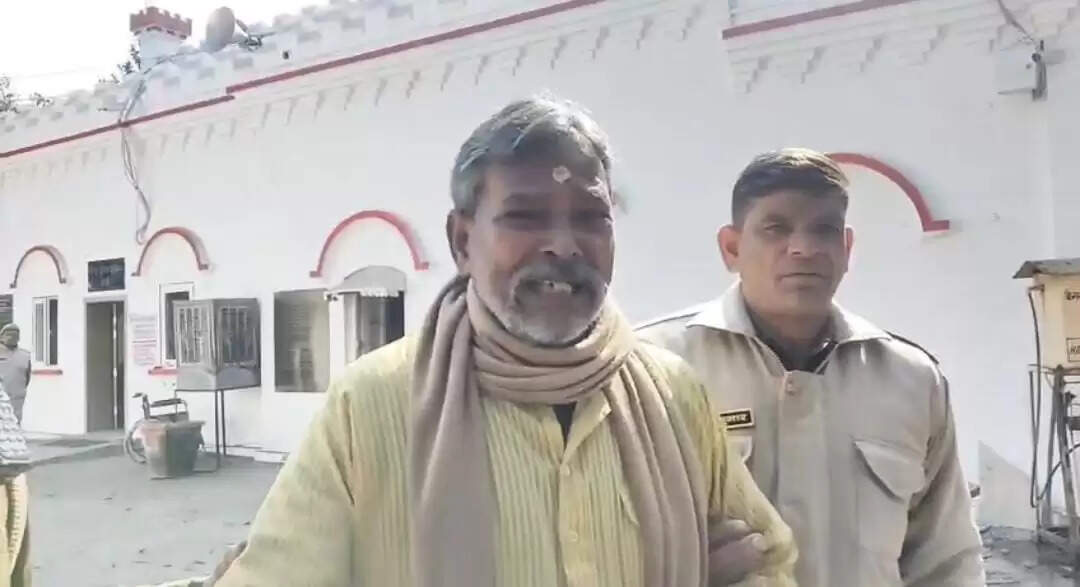 बरेली में बुजुर्ग ने की एसएसपी आफिस के बाहर आत्मदाह की कोशिश, इंस्पेक्टर समेत दो लोगों पर लगाया उत्पीड़न का आरोप