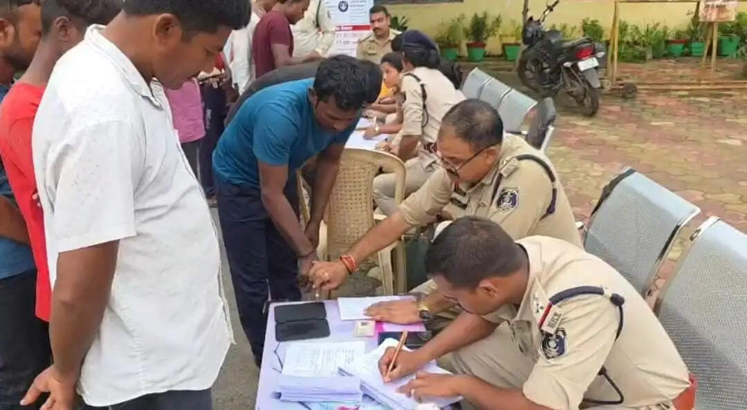 जांजगीर-चांपा में बाहरी मजदूरों का पुलिस सत्यापन अभियान, 150 श्रमिकों की जांच, 130 संदिग्धों से पूछताछ