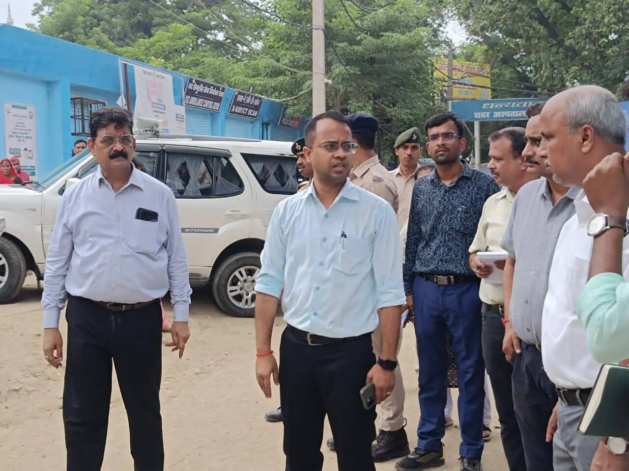 छपरा सदर अस्पताल में कीचड़ और जलजमाव पर जिलाधिकारी नाराज अधिकारियों को लगाई फटकार
