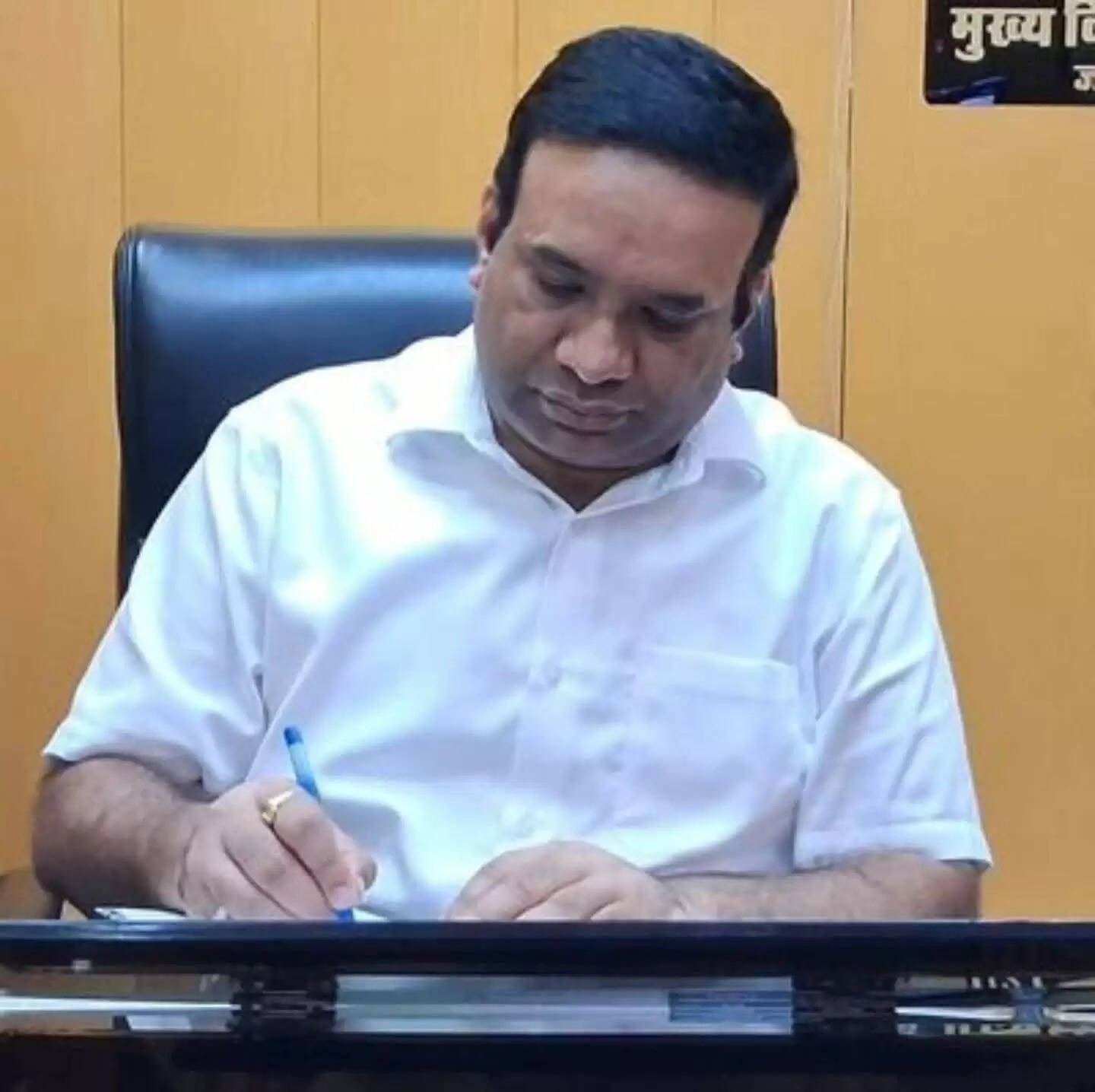 फार्मर रजिस्ट्री में लापरवाही पर सीडीओ ने दो अधिकारियों का वेतन रोका