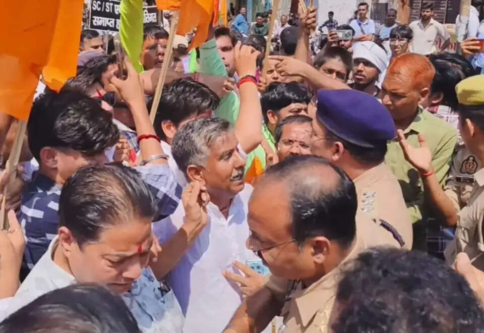 फिरोजाबाद में सवर्ण समाज ने किया यूजीसी के विरोध में प्रदर्शन, सौंपा ज्ञापन
