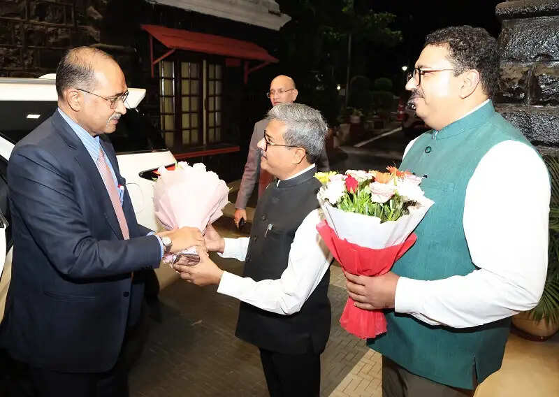 मप्र के मनोनीत मुख्य न्यायाधीश जस्टिस अल्पेश कोगजे पहुंचे भोपाल, राज्यपाल से की सौजन्य भेंट