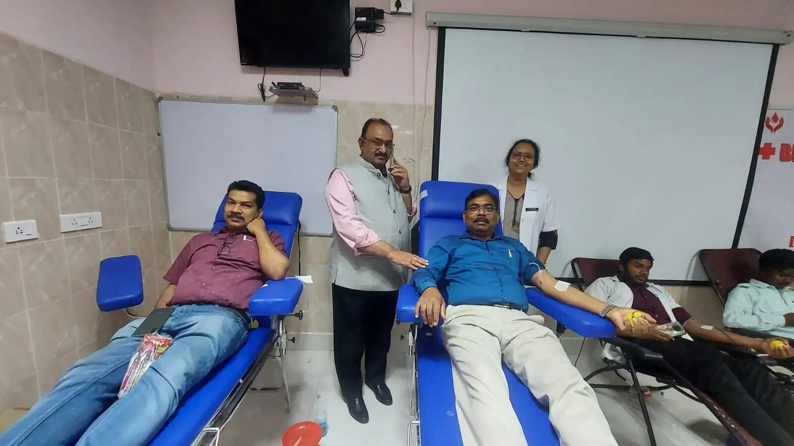 मेगा रक्तदान शिविर में 102 यूनिट रक्त का संग्रह