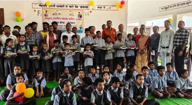 बीजापुर के अंदरूनी स्कूलाें में पुस्तकें व गणवेश का हुआ वितरित