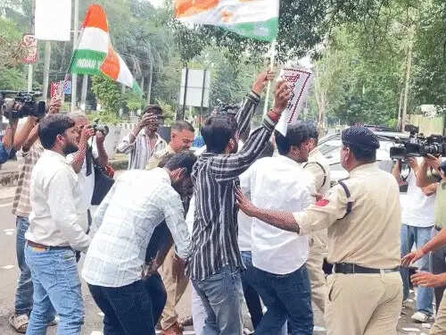 मध्य प्रदेश में&nbsp;600 करोड़ की कथित वित्तीय अनियमितता पर युवा कांग्रेस का प्रदर्शन, वित्त मंत्री के इस्तीफे की मांग