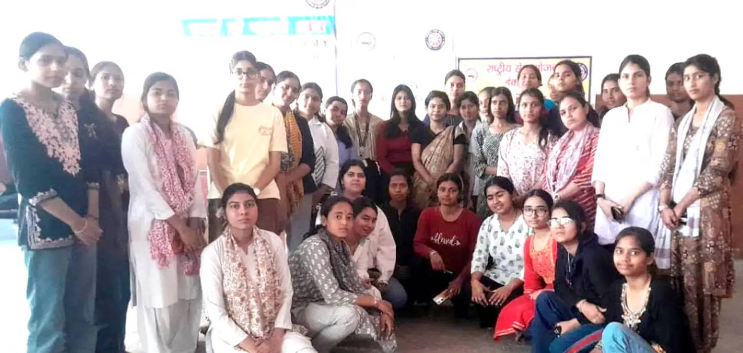 महिला सशक्तिकरण विषय पर व्याख्यान