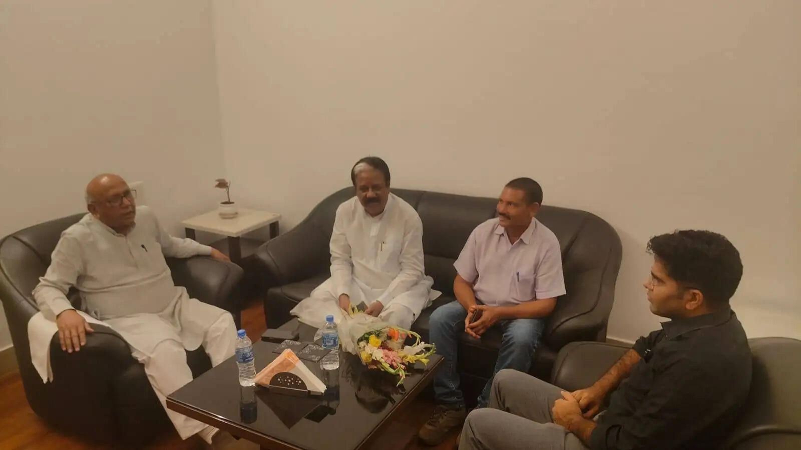 विधायक ने की डीसी से बड़की चांपी-सलगी तक सड़क बनाने की मांग