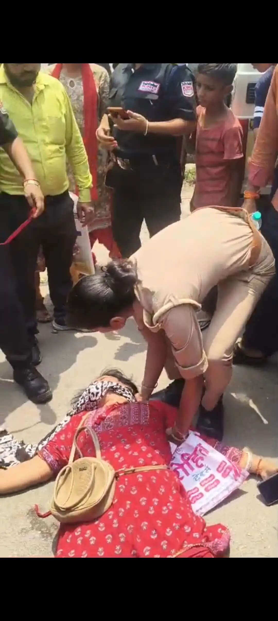 लखनऊ के आरएमएल अस्पताल के बाहर सड़क पर पड़ी महिला ने सुरक्षाकर्मियों पर लगाया मारपीट का आरोप, पुलिस ने बताया बेबुनियाद