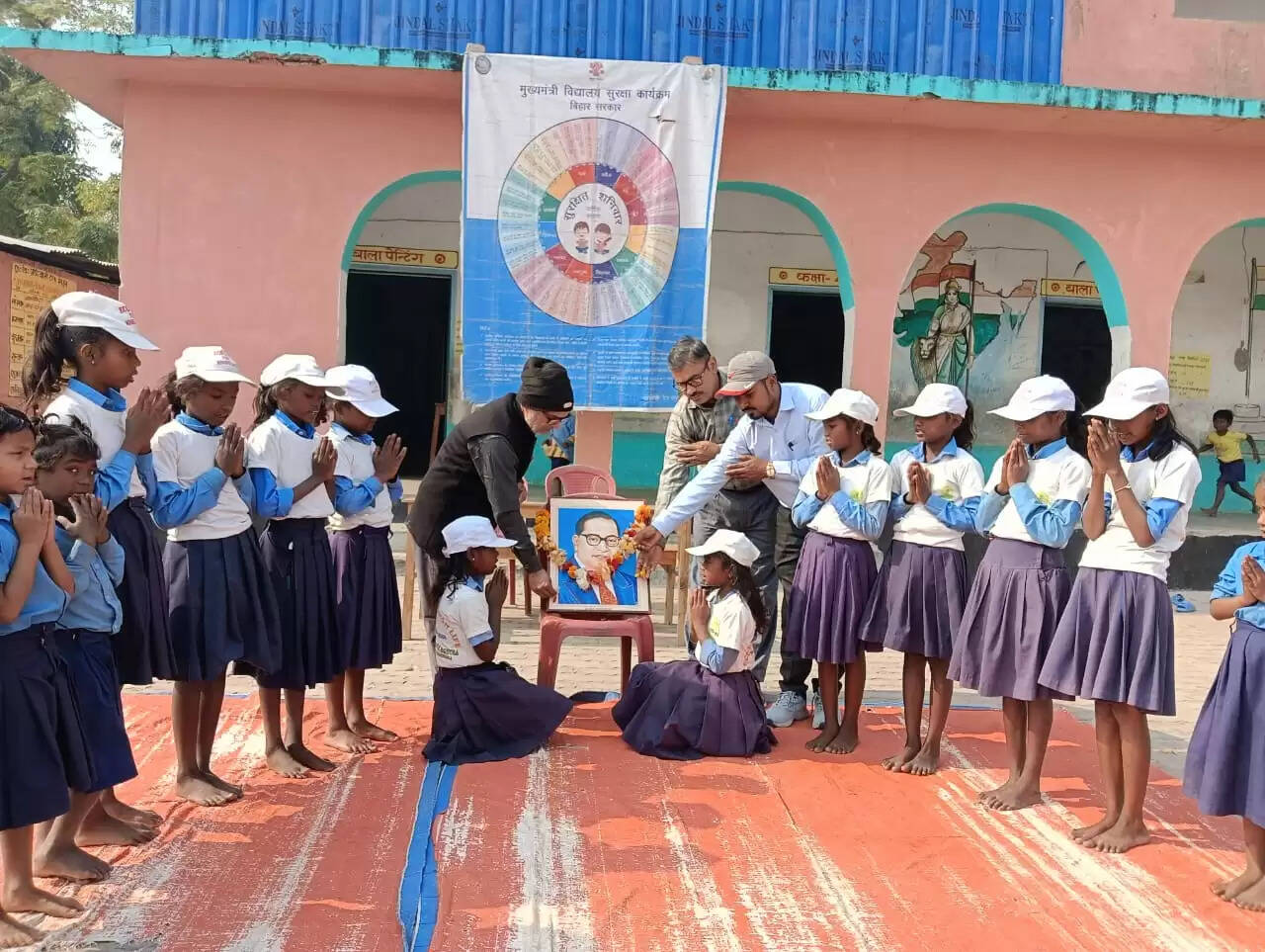 प्रावि आदिवासी टोला में मनाया गया बाबा साहब का महापरिनिर्वाण दिवस