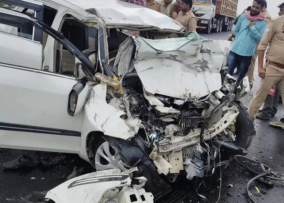 औरैया : बुंदेलखंड एक्सप्रेसवे पर खड़े ट्रक में घुसी कार, महिला समेत दो की मौत, तीन घायल
