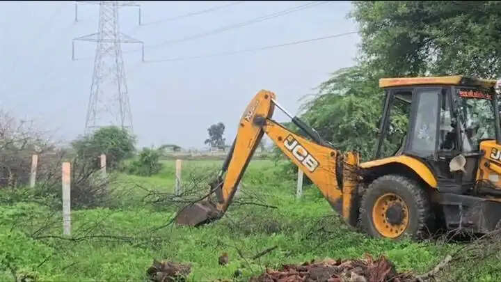 इंदौरः राजस्व विभाग की बड़ी कार्रवाई, डेढ़ करोड़ रुपये मूल्य की शासकीय भूमि अतिक्रमण मुक्त