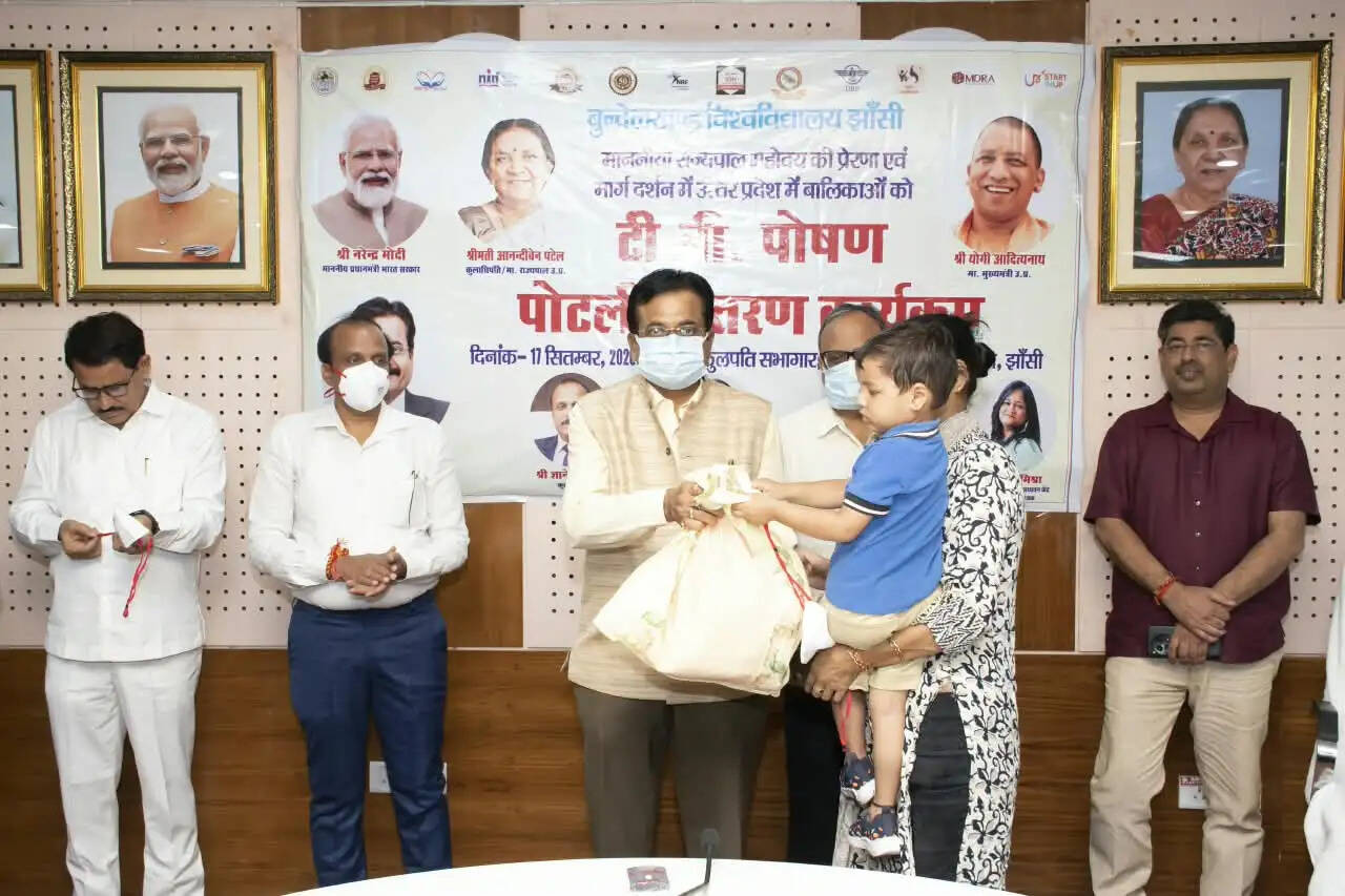 कुलपति ने 60 टीबी मरीजों को दी पोषण पोटली, कृषि संस्थान में किया पौधरोपण