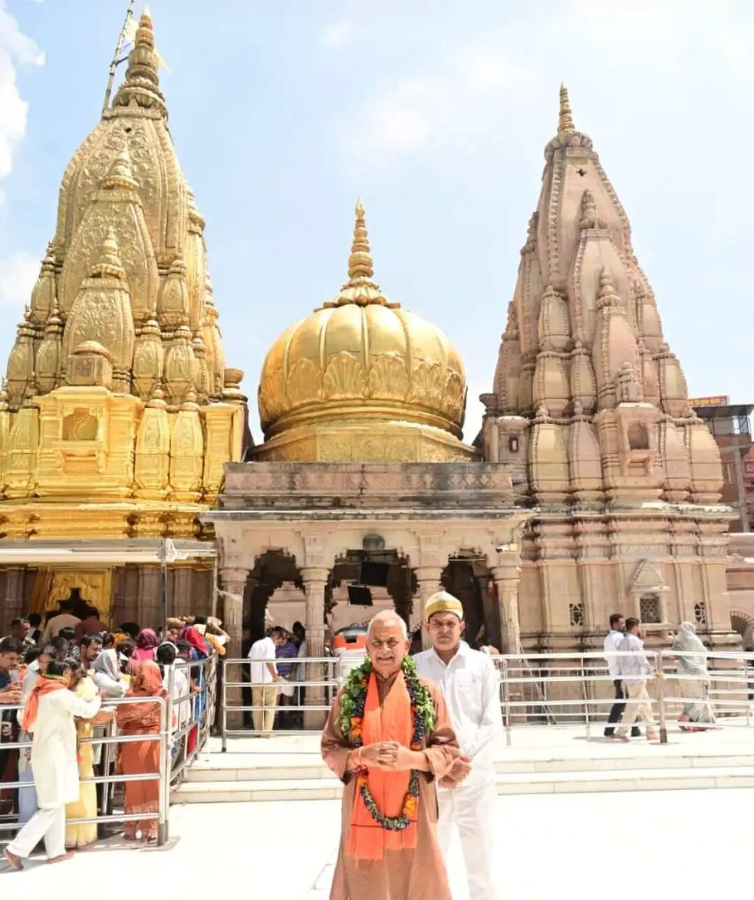 राज्य सूचना आयुक्त डॉ. दिलीप अग्निहोत्री ने काशी विश्वनाथ धाम में किया दर्शन-पूजन