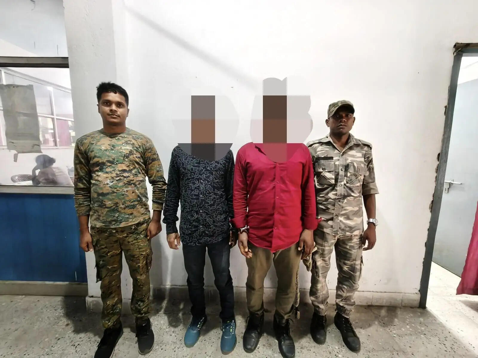 पीएलएफआई के दो नक्सली हथियार के साथ गिरफ्तार