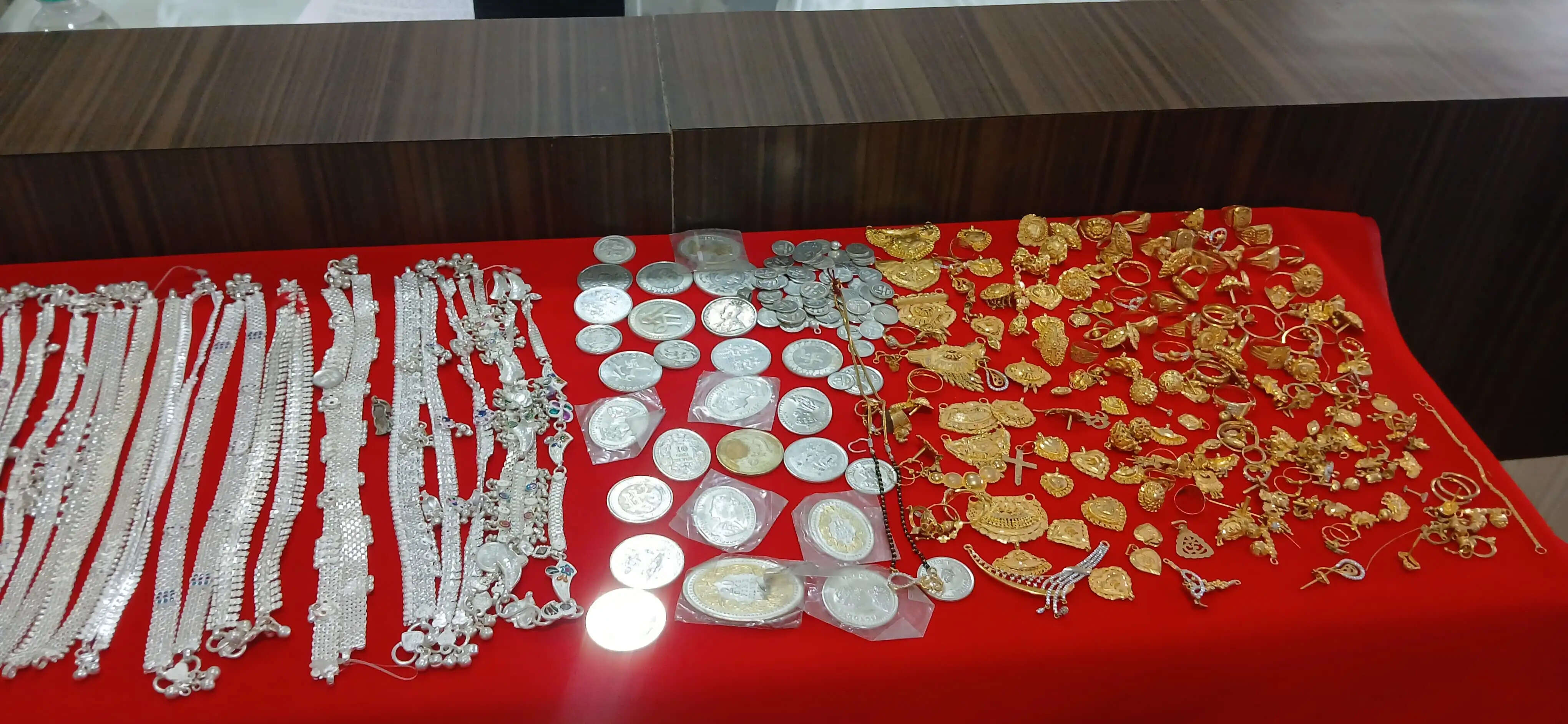 अम्बिकापुर : 500 सीसीटीवी कैमरे, 3 राज्य और 10 दिन का सर्च ऑपरेशन, पुलिस ने ओडिशा से बरामद किए 46 लाख के चोरी हुए जेवरात