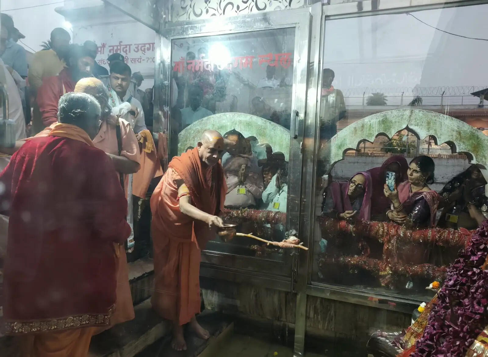 अनूपपुर: जगद्गुरु शंकराचार्य ने मां नर्मदा को किया नमन, पूजन अर्चन कर लिया आशीर्वाद