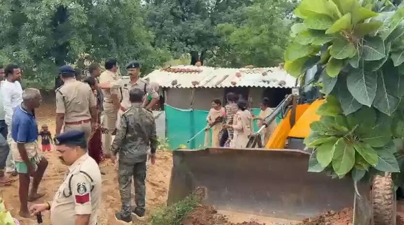 बलरामपुर : एकलव्य विद्यालय की दाे एकड़ शासकीय भूमि पर चला बुलडोजर, प्रशासन ने शुरू कराया अतिक्रमण हटाने का अभियान