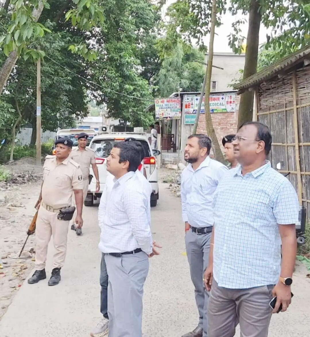 सरकारी स्कूल के शिक्षक पर अश्लील हरकत का आरोप, ग्रामीणों में आक्रोश; पुलिस शिक्षक को थाने ले गई