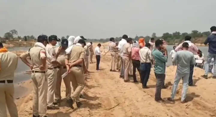 केवई नदी पर बैराज निर्माण के विरोध में ग्रामीणों का जल सत्याग्रह, अडानी परियोजना के खिलाफ बढ़ा आंदोलन
