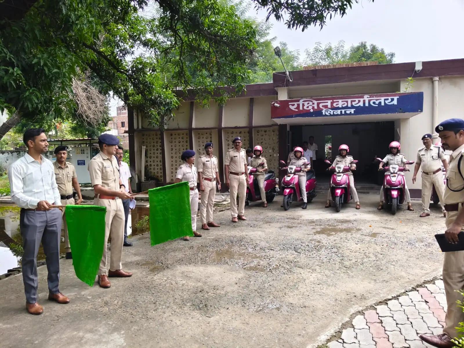 अब बेटियों की सुरक्षा की कमान ‘पुलिस दीदी’ के हाथों, सीवान में उतरीं 30 दोपहिया गाड़ियां