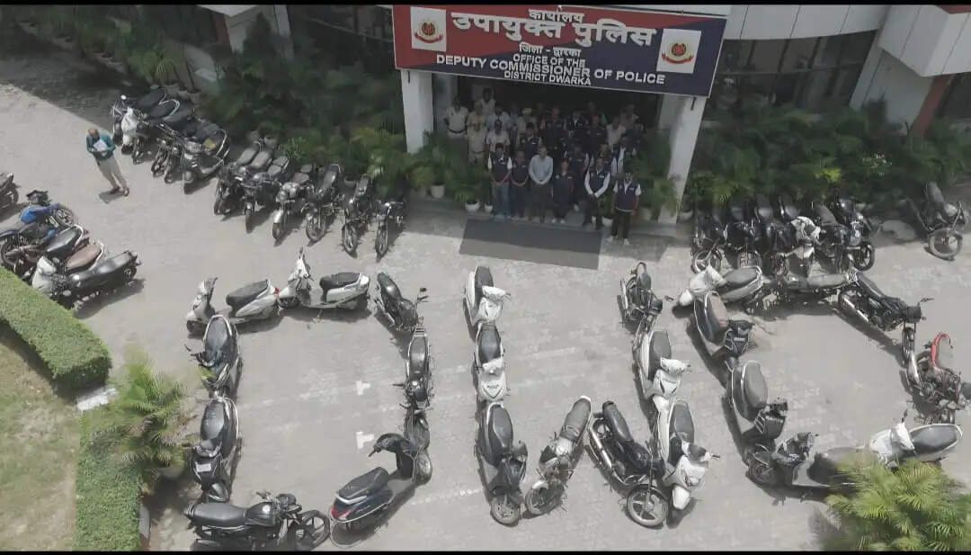 ऑपरेशन 'चक्र' में द्वारका पुलिस का बड़ा एक्शन, 72 घंटे में 30 ऑटो लिफ्टर दबोचे, 64 चोरी के वाहन बरामद