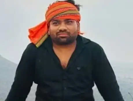 दो वाहनों की टक्कर में फर्नीचर कारीगर की मौत, लोगों ने रोड किया जाम