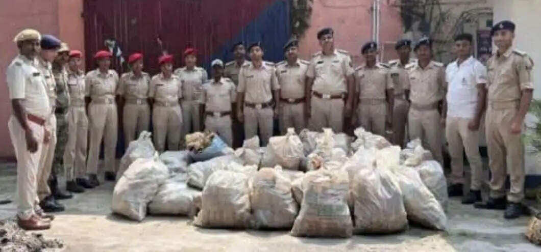कोसी नदी में पुलिस की बड़ी कार्रवाई, नाव से 720 लीटर नेपाली शराब बरामद