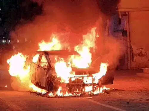 फरीदाबाद: चलती कार में लगी आग, तीन दोस्तों ने बाहर निकलकर बचाई जान