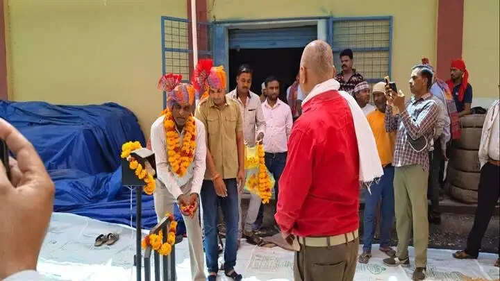 सीहोरः जिले के शुरू हुई गेहूं की खरीदी, किसानों का फूल माला पहनाकर किया गया स्वागत