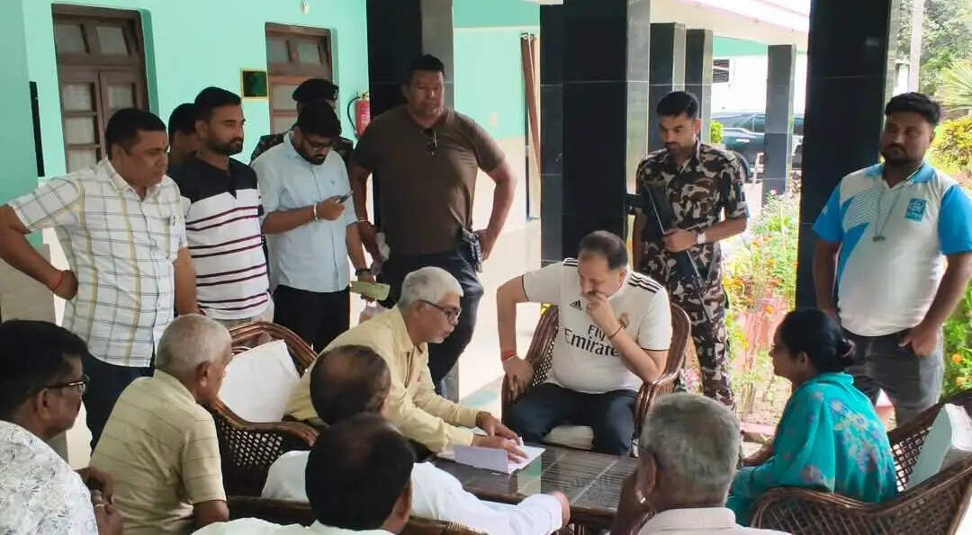 वीरपुर में विधायक नीरज सिंह बबलू का जनता दरबार, जलजमाव से लेकर नामांकन तक की समस्याएं सुनीं