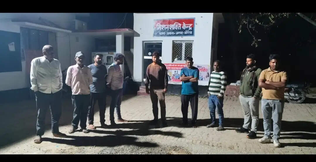 अयाना क्षेत्र में दो स्थानों पर जुआ खेलते आठ लोग गिरफ्तार, नगदी व ताश के पत्ते बरामद