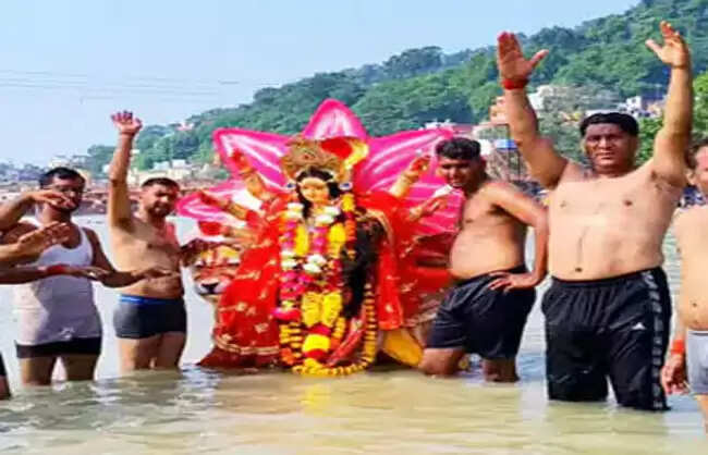नारनौल के टाइगर क्लब ने हरिद्वार में गंगा घाट पर किया माता की मूर्ति का विसर्जन