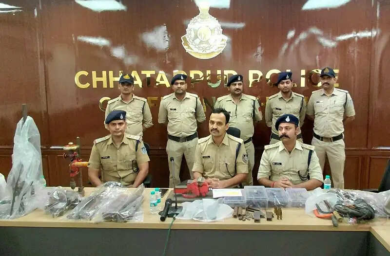 मप्र पुलिस की बड़ी कार्रवाई, दो सप्ताह में 48 अवैध हथियार, जिंदा राउंड व अन्य सामग्री जब्त, 29 आरोपी गिरफ्तार
