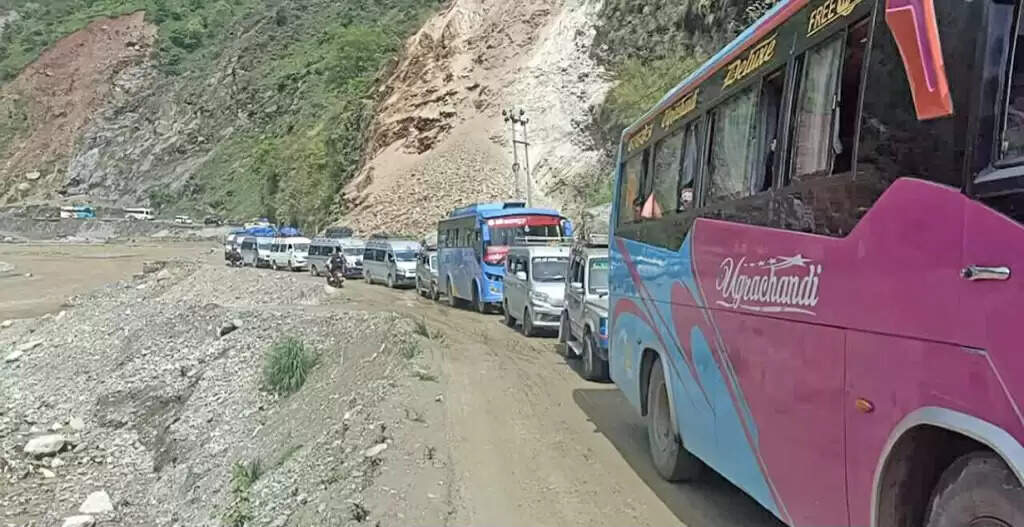 बाढ़ और भूस्खलन के कारण नेपाल के दस राजमार्ग पूरी तरह से अवरुद्ध
