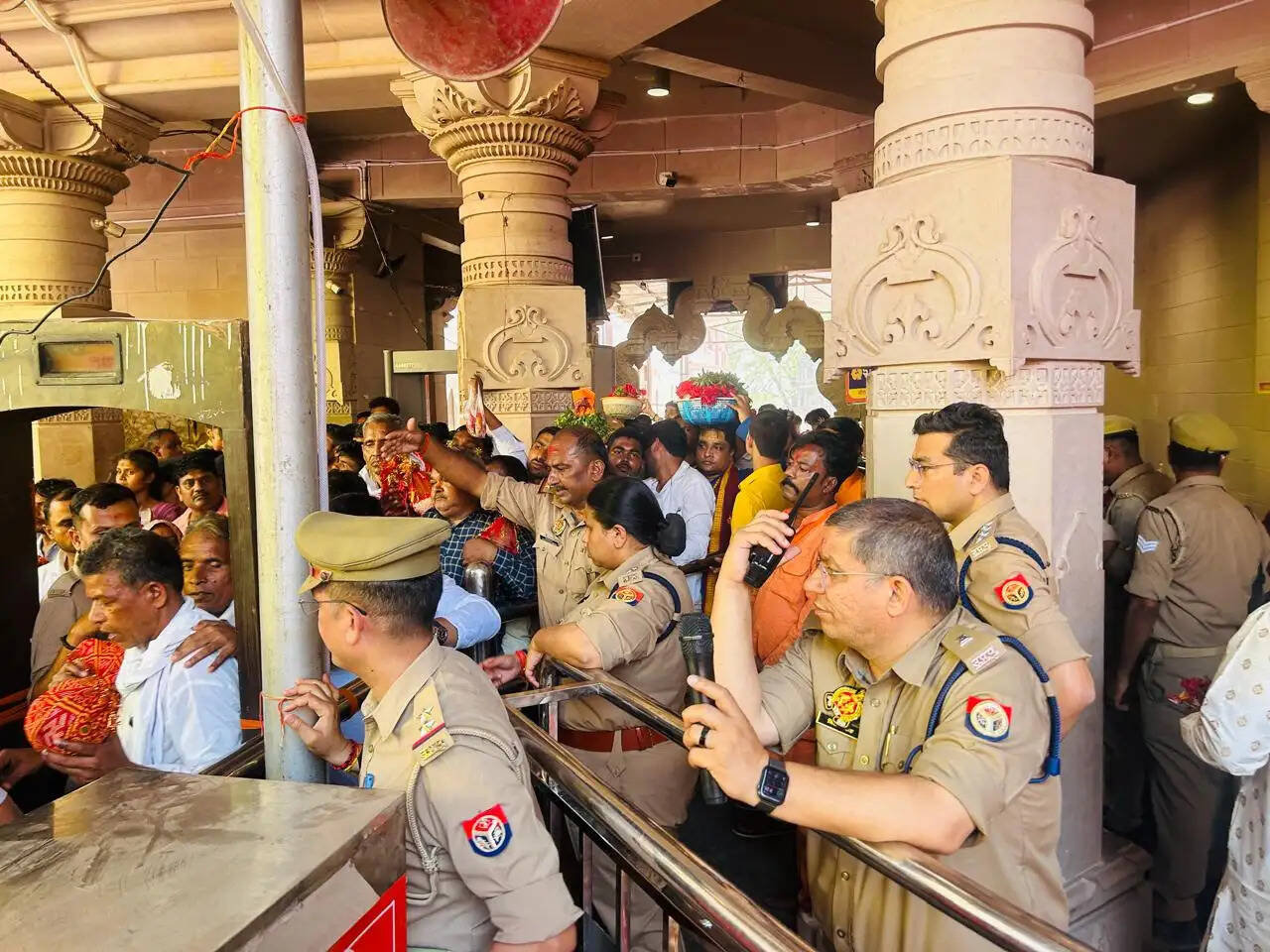 नवरात्र के पहले दिन उमड़ा आस्था का सैलाब, मां विंध्यवासिनी दरबार में रिकॉर्ड भीड़