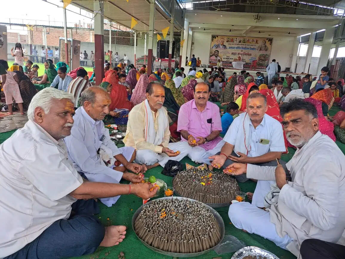 मिट्टी के शिवलिंगों से सजा हरदैनिया पैलेस, गूंजे हर-हर महादेव के जयकारे
