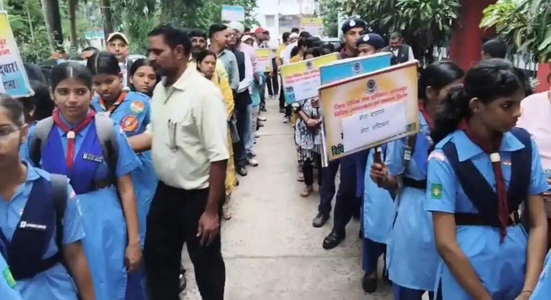 व्यवहार न्यायालय से 'सुरक्षित बचपन अभियान' के तहत निकाली गई जागरूकता रैली