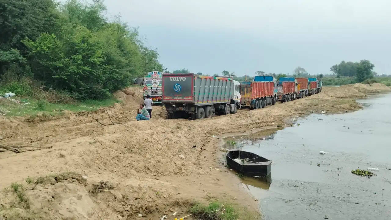 नदी से अवैध बालू खनन के खिलाफ ग्रामीणों का विरोध, पुल टूटने का खतरा