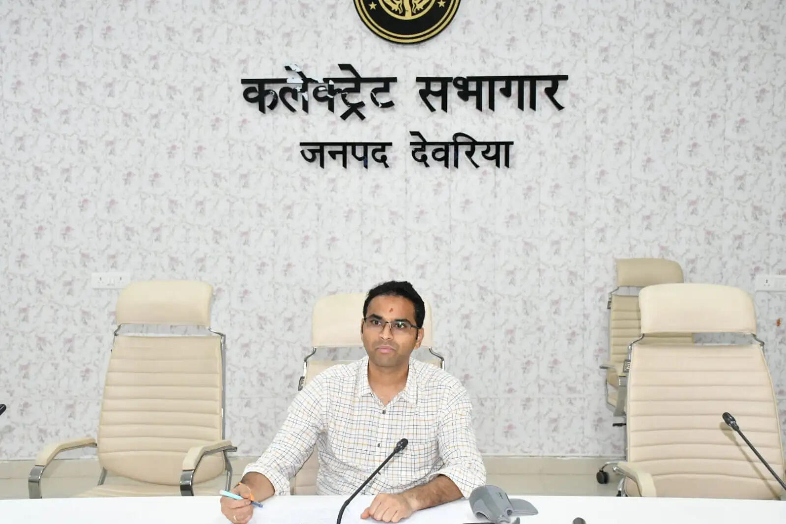 नगर निकायों में विकास कार्यों में तेजी लाएं, मुख्यालय छोड़ने पर रुकेगा वेतन : जिलाधिकारी