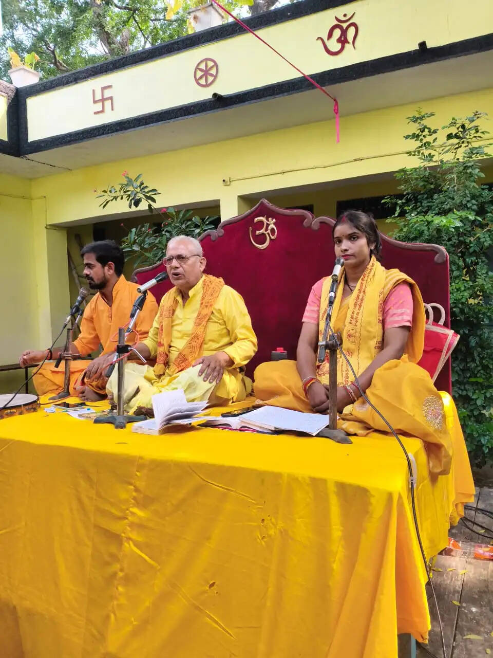 महोबा : गायत्री मंदिर में गूंजे वेद मंत्र, 24 कुण्डीय गायत्री महायज्ञ में भक्तों ने विश्व शांति के लिए दी आहुतियां